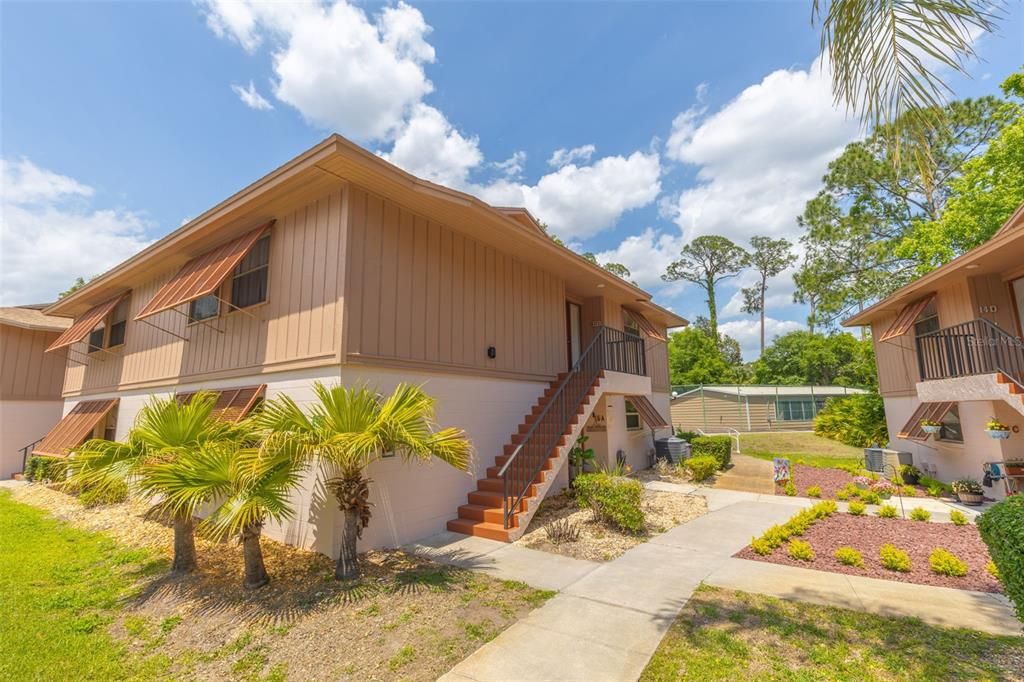 For Sale: $164,900 (2 beds, 2 baths, 897 Square Feet)