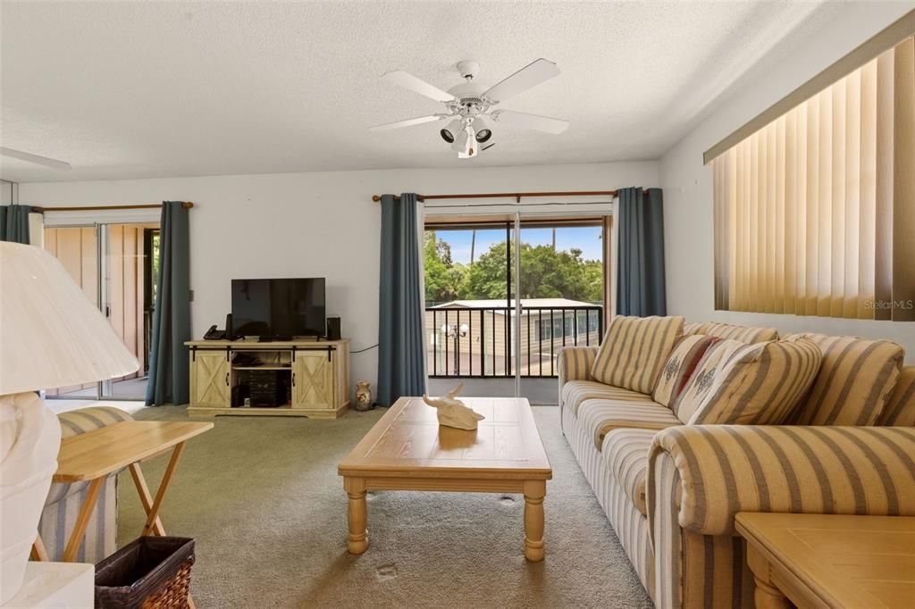 For Sale: $164,900 (2 beds, 2 baths, 897 Square Feet)
