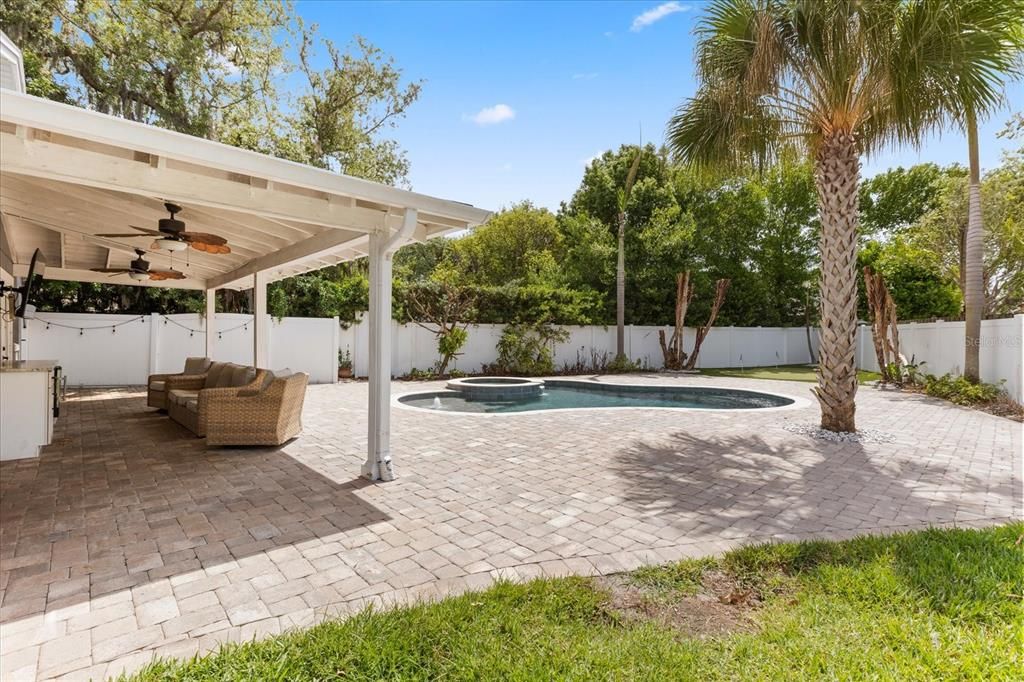 En Venta: $655,000 (3 camas, 2 baños, 2214 Pies cuadrados)