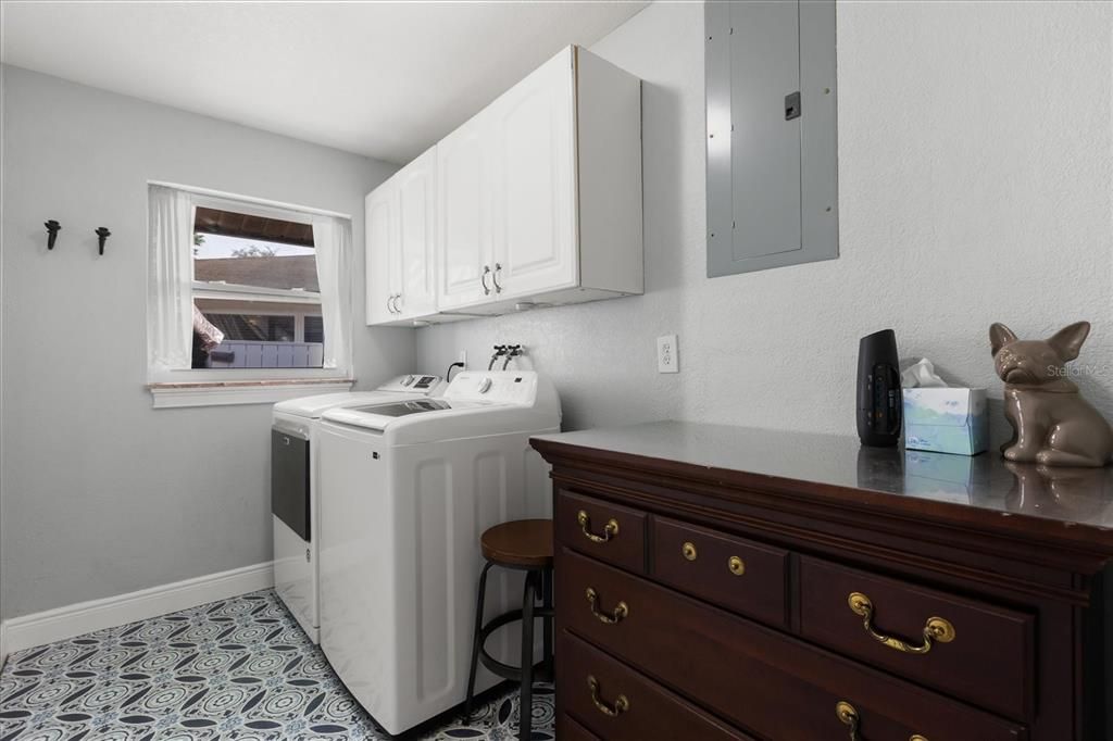 En Venta: $655,000 (3 camas, 2 baños, 2214 Pies cuadrados)