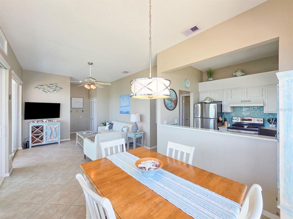 For Sale: $396,000 (2 beds, 1 baths, 800 Square Feet)