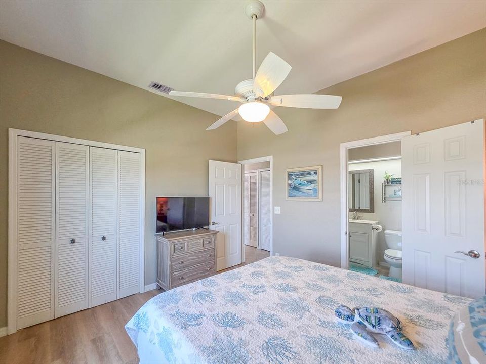 For Sale: $396,000 (2 beds, 1 baths, 800 Square Feet)