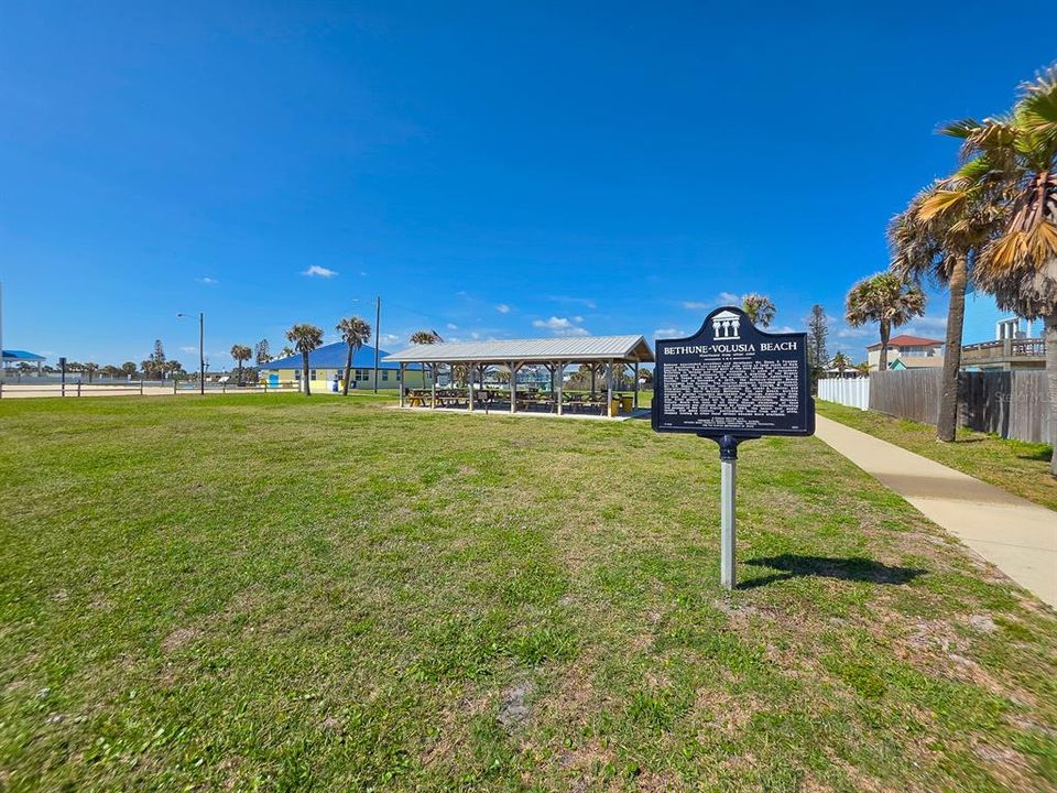 For Sale: $396,000 (2 beds, 1 baths, 800 Square Feet)