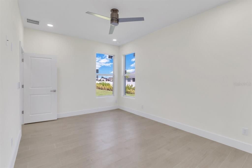 For Rent: $2,500 (4 beds, 3 baths, 1807 Square Feet)