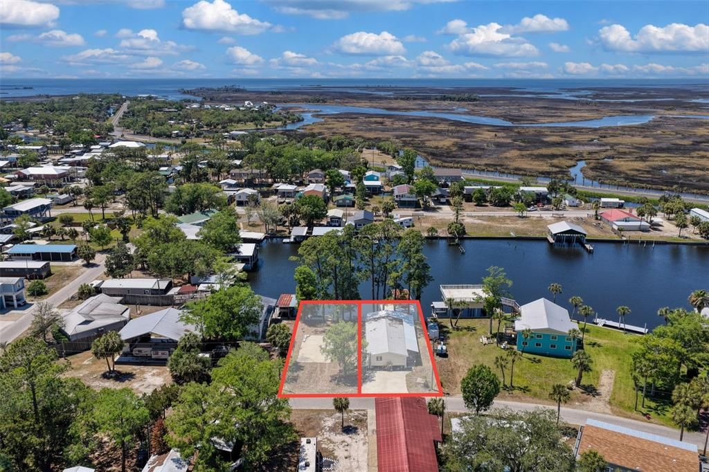 На продажу: $325,000 (0.14 acres)