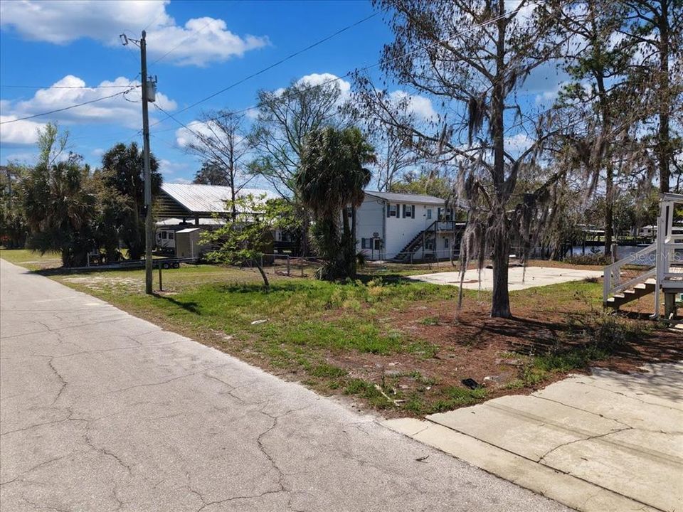 На продажу: $325,000 (0.14 acres)