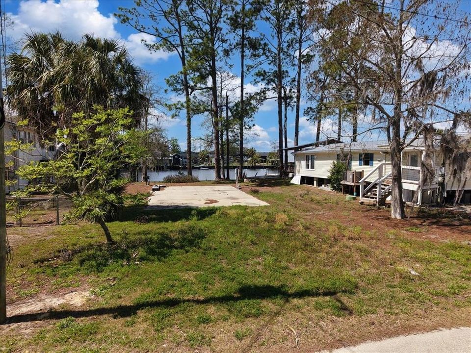 На продажу: $325,000 (0.14 acres)