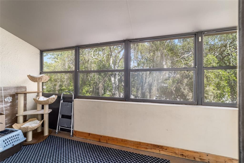 For Sale: $121,000 (1 beds, 1 baths, 808 Square Feet)