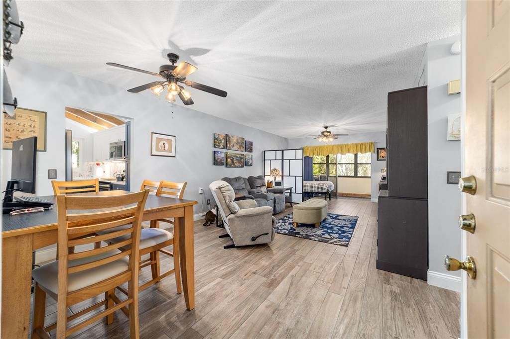 For Sale: $121,000 (1 beds, 1 baths, 808 Square Feet)