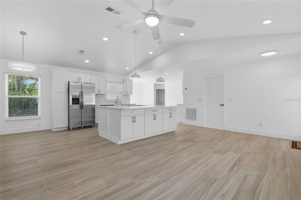 Activo con contrato: $295,000 (3 camas, 2 baños, 1364 Pies cuadrados)