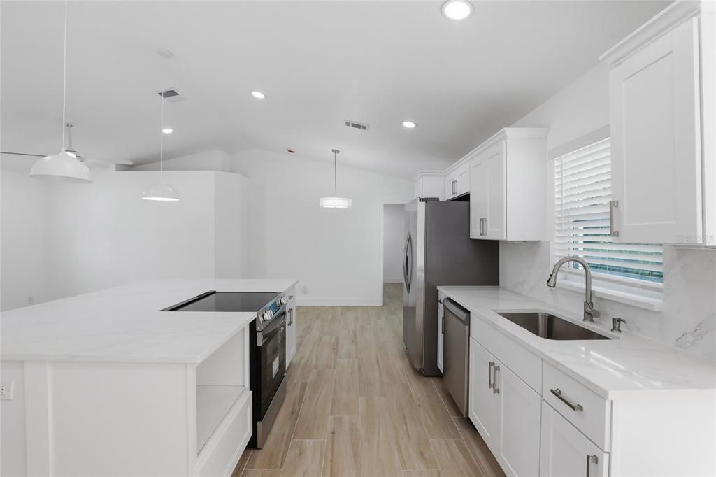 Activo con contrato: $295,000 (3 camas, 2 baños, 1364 Pies cuadrados)