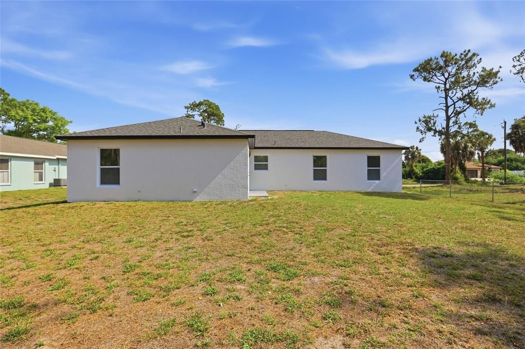 Activo con contrato: $295,000 (3 camas, 2 baños, 1364 Pies cuadrados)