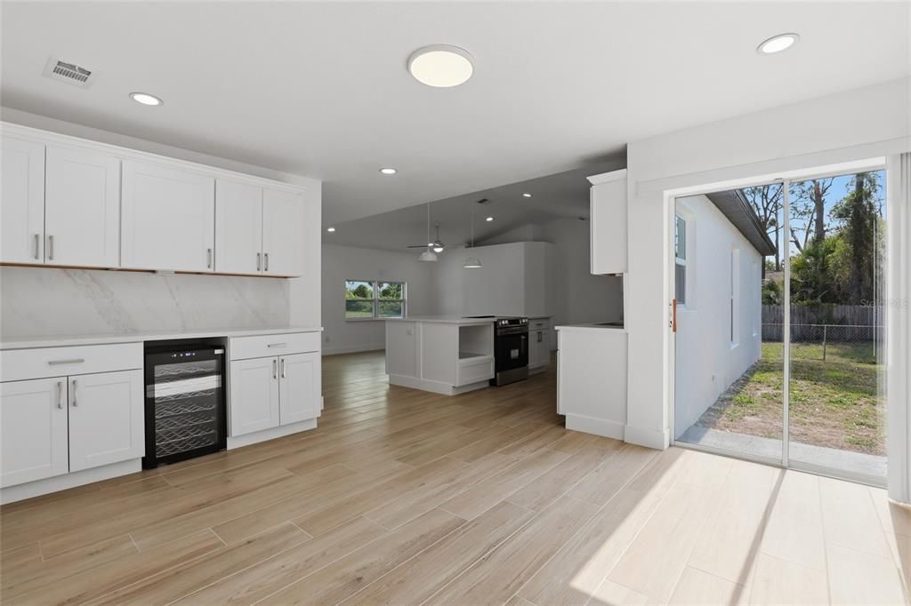 Activo con contrato: $295,000 (3 camas, 2 baños, 1364 Pies cuadrados)