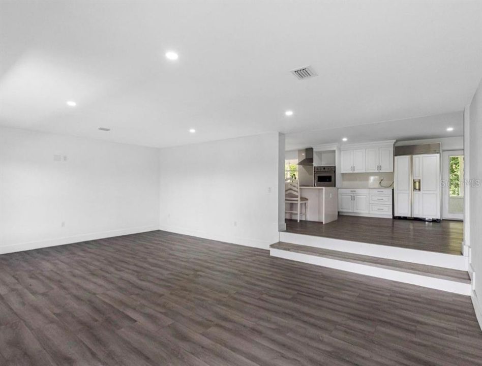 For Sale: $850,000 (6 beds, 4 baths, 4544 Square Feet)