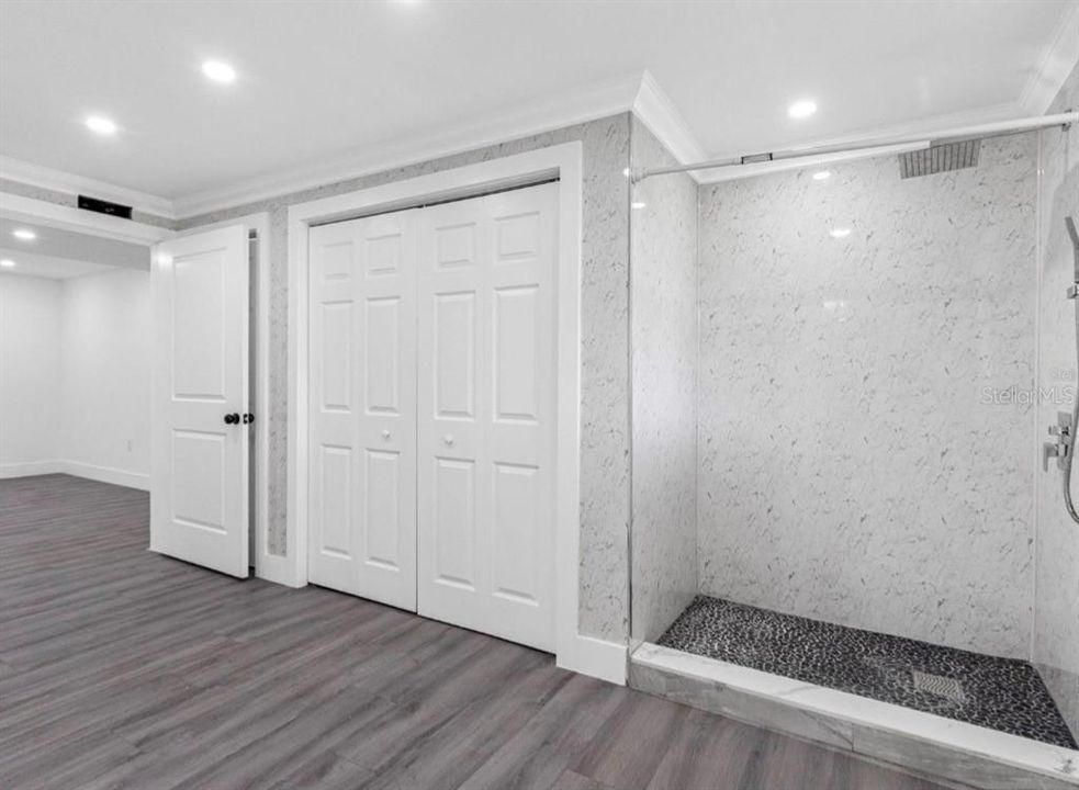 For Sale: $850,000 (6 beds, 4 baths, 4544 Square Feet)