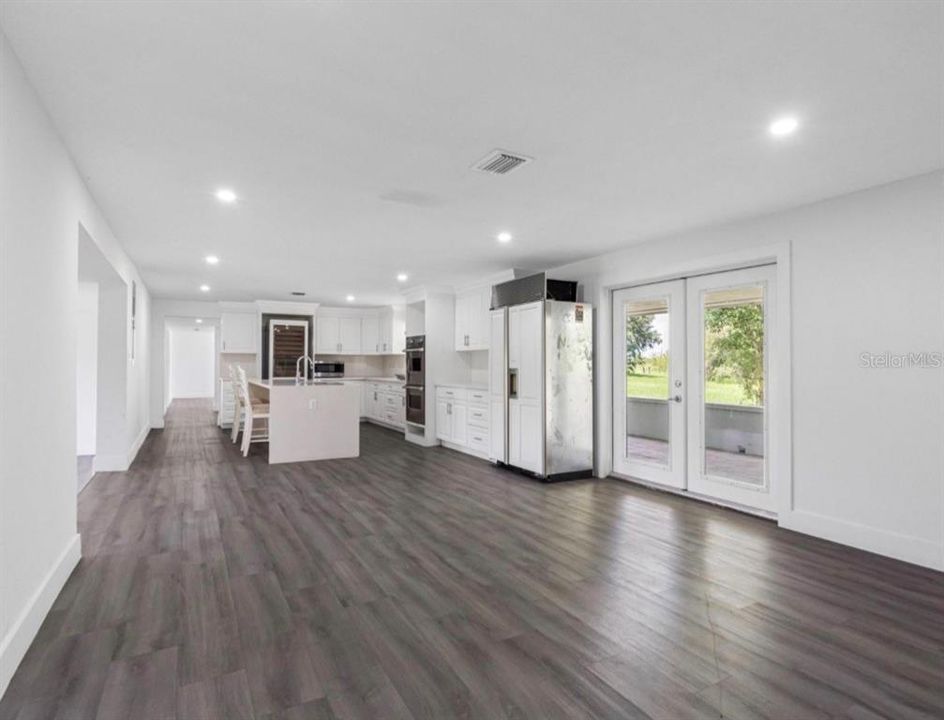 For Sale: $850,000 (6 beds, 4 baths, 4544 Square Feet)