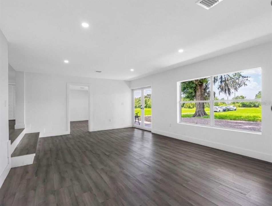 For Sale: $850,000 (6 beds, 4 baths, 4544 Square Feet)