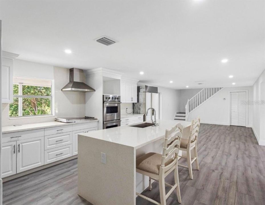 For Sale: $850,000 (6 beds, 4 baths, 4544 Square Feet)