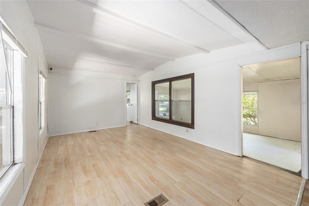 For Sale: $82,900 (2 beds, 2 baths, 920 Square Feet)