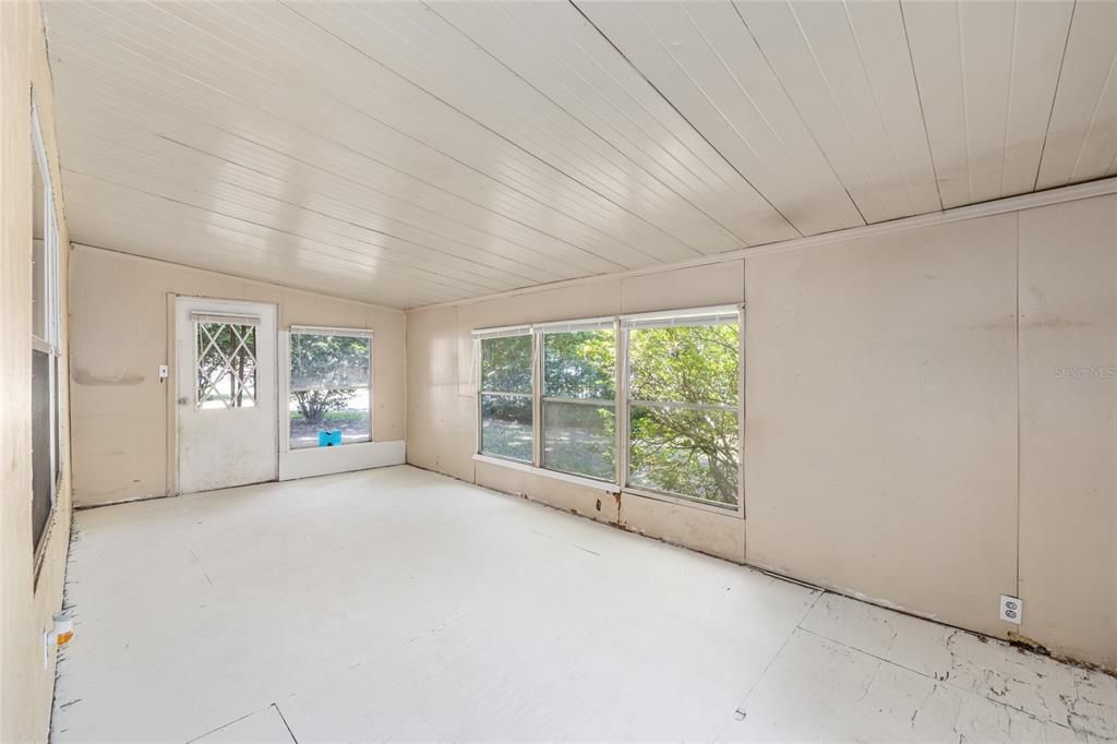 For Sale: $82,900 (2 beds, 2 baths, 920 Square Feet)