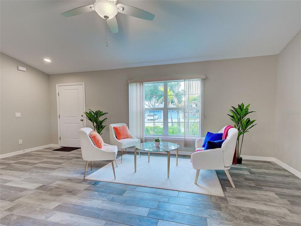 Под контрактом: $325,000 (3 спален, 2 ванн, 1578 Квадратных фут)