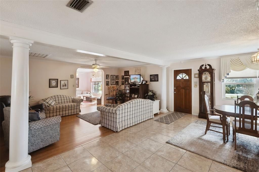 For Rent: $2,400 (3 beds, 2 baths, 1724 Square Feet)