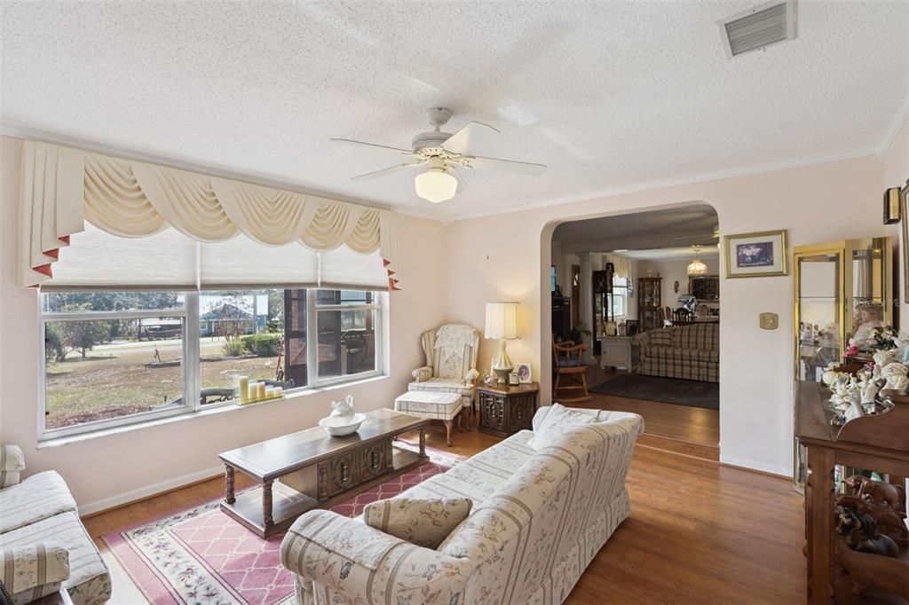 For Rent: $2,400 (3 beds, 2 baths, 1724 Square Feet)