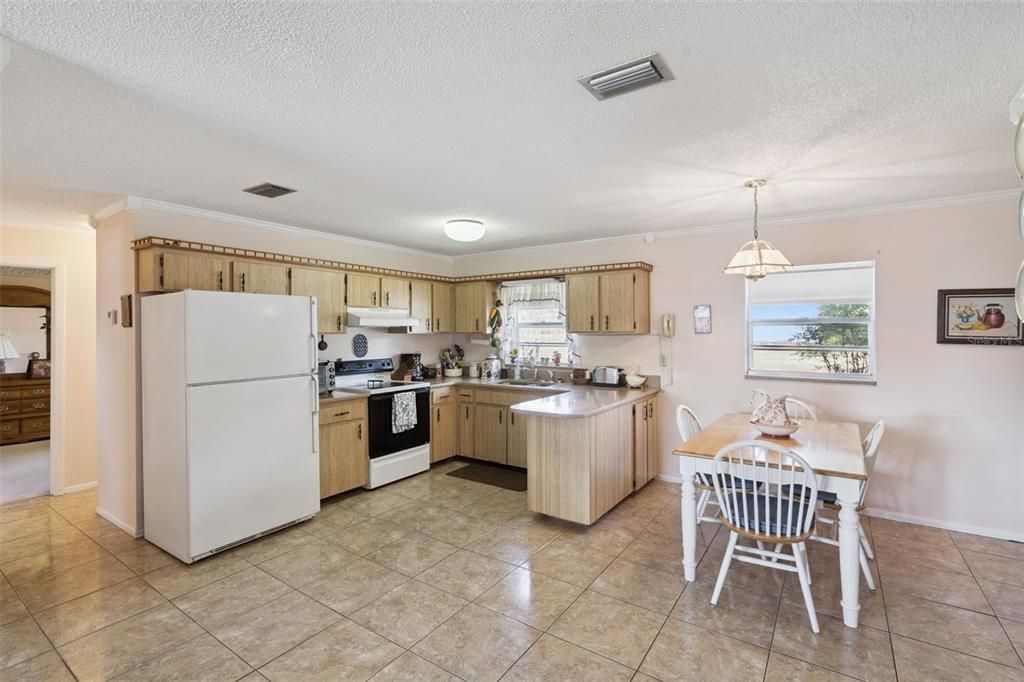 For Rent: $2,400 (3 beds, 2 baths, 1724 Square Feet)