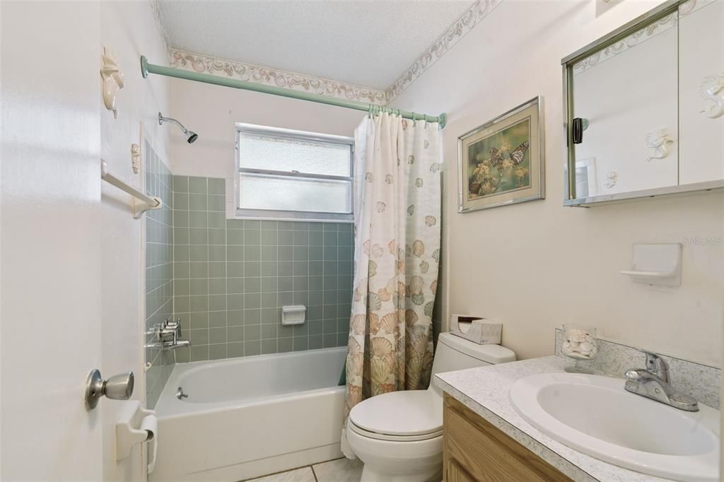 For Rent: $2,400 (3 beds, 2 baths, 1724 Square Feet)
