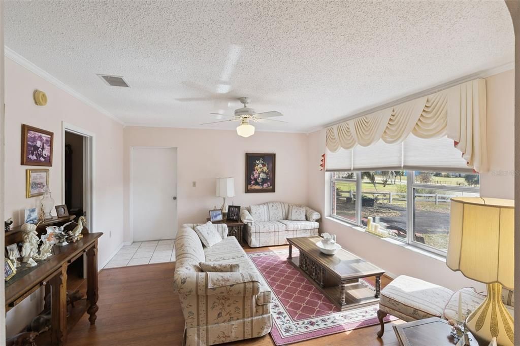 For Rent: $2,400 (3 beds, 2 baths, 1724 Square Feet)
