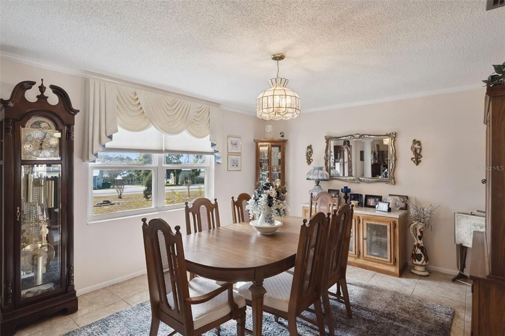 For Rent: $2,400 (3 beds, 2 baths, 1724 Square Feet)