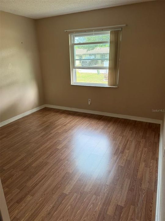 Под контрактом: $325,000 (3 спален, 2 ванн, 1209 Квадратных фут)