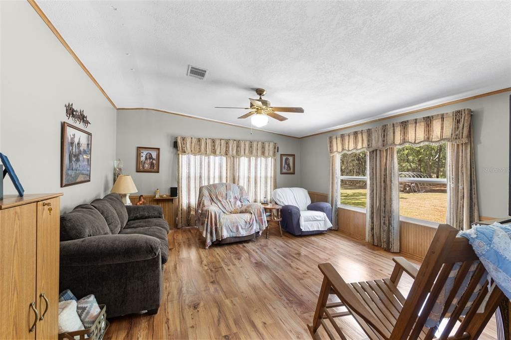 En Venta: $389,900 (3 camas, 2 baños, 1728 Pies cuadrados)