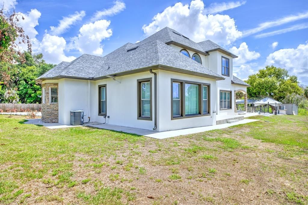 For Sale: $975,000 (5 beds, 3 baths, 4041 Square Feet)