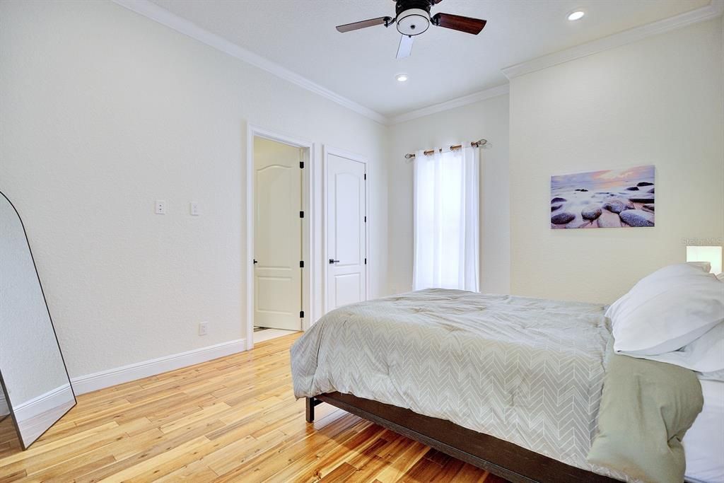 For Sale: $975,000 (5 beds, 3 baths, 4041 Square Feet)