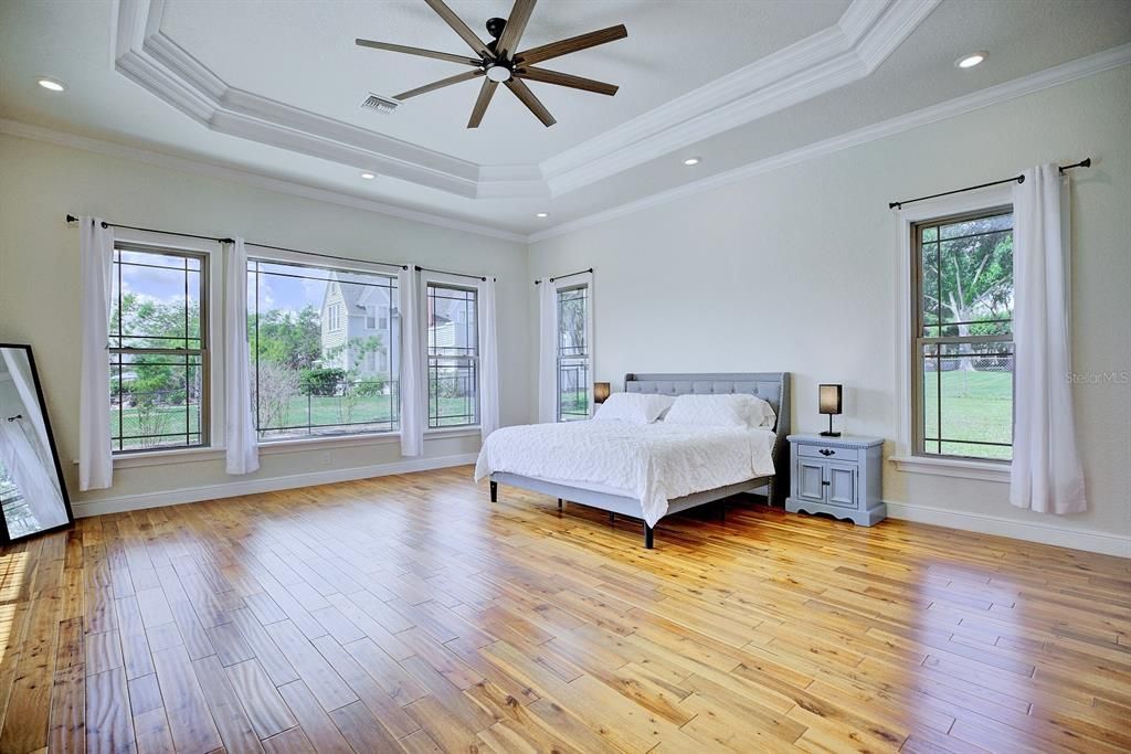 For Sale: $975,000 (5 beds, 3 baths, 4041 Square Feet)