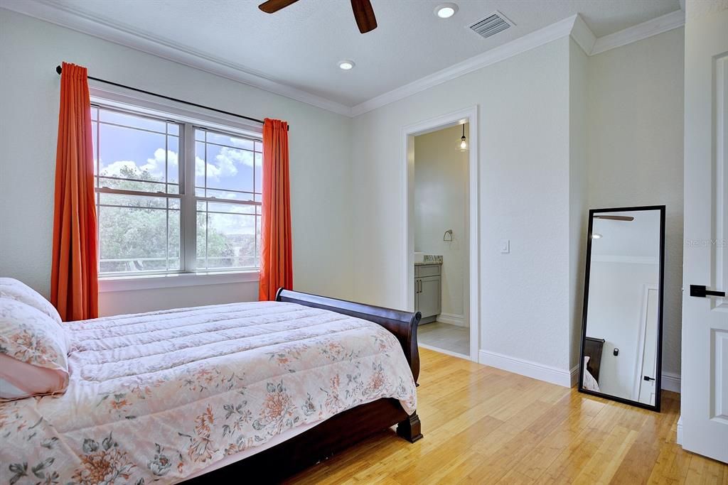 For Sale: $975,000 (5 beds, 3 baths, 4041 Square Feet)