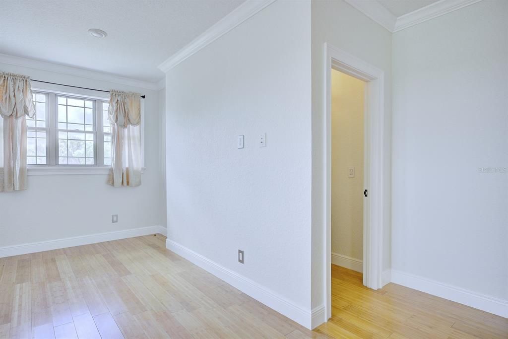 For Sale: $975,000 (5 beds, 3 baths, 4041 Square Feet)