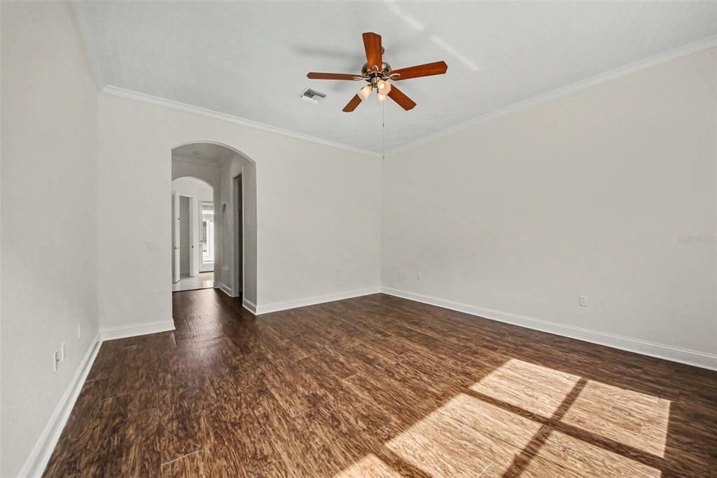 Activo con contrato: $474,900 (3 camas, 3 baños, 2584 Pies cuadrados)
