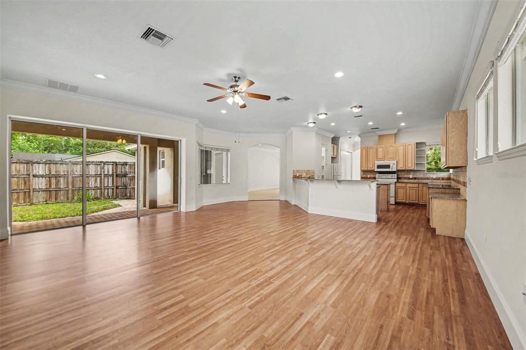 Activo con contrato: $474,900 (3 camas, 3 baños, 2584 Pies cuadrados)