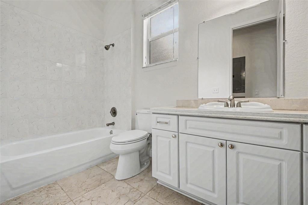Activo con contrato: $474,900 (3 camas, 3 baños, 2584 Pies cuadrados)