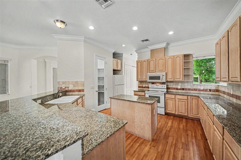 Activo con contrato: $474,900 (3 camas, 3 baños, 2584 Pies cuadrados)