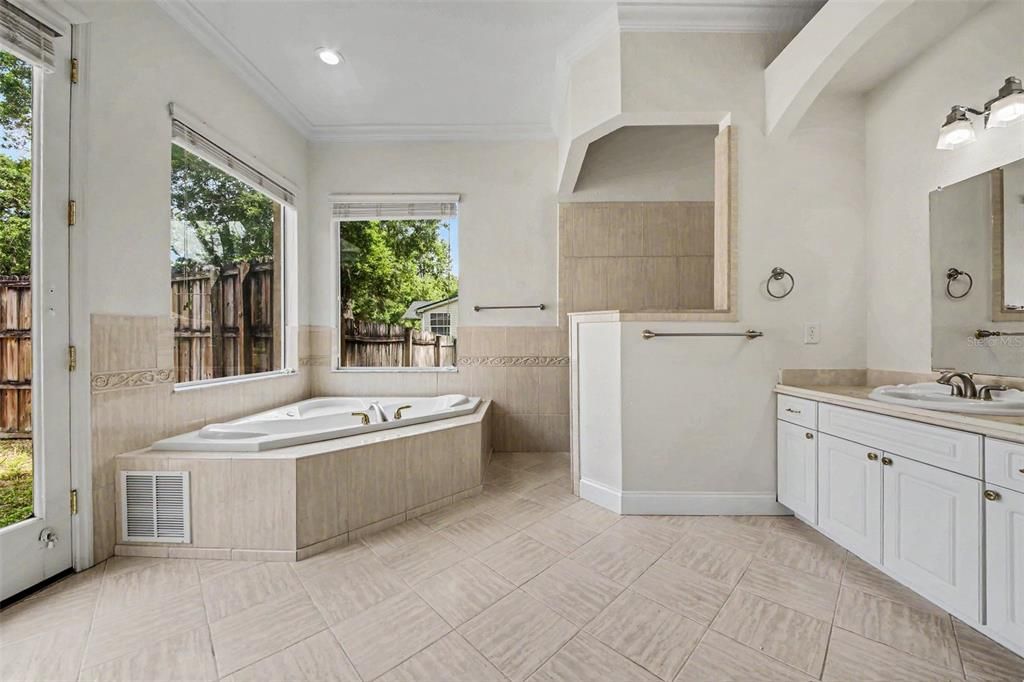 Activo con contrato: $474,900 (3 camas, 3 baños, 2584 Pies cuadrados)