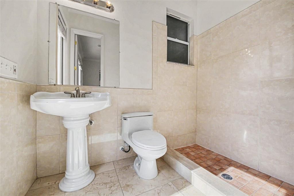 Activo con contrato: $474,900 (3 camas, 3 baños, 2584 Pies cuadrados)