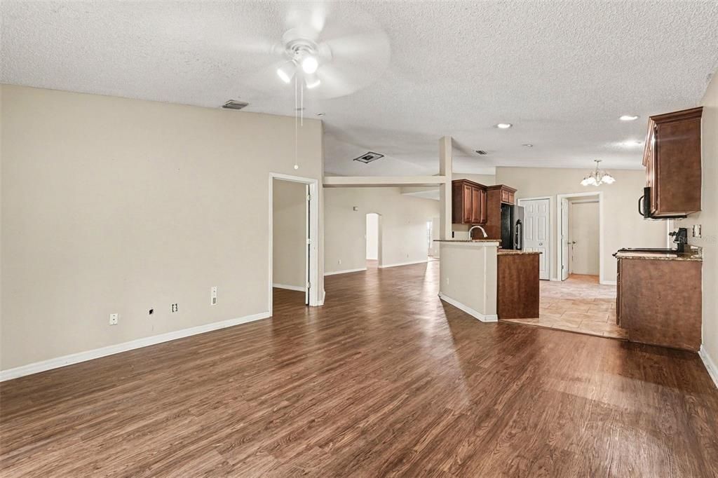 Activo con contrato: $239,900 (3 camas, 2 baños, 1902 Pies cuadrados)