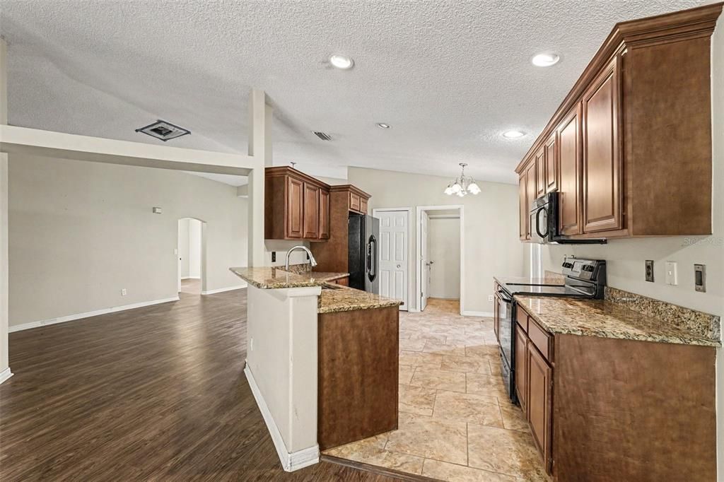Activo con contrato: $239,900 (3 camas, 2 baños, 1902 Pies cuadrados)