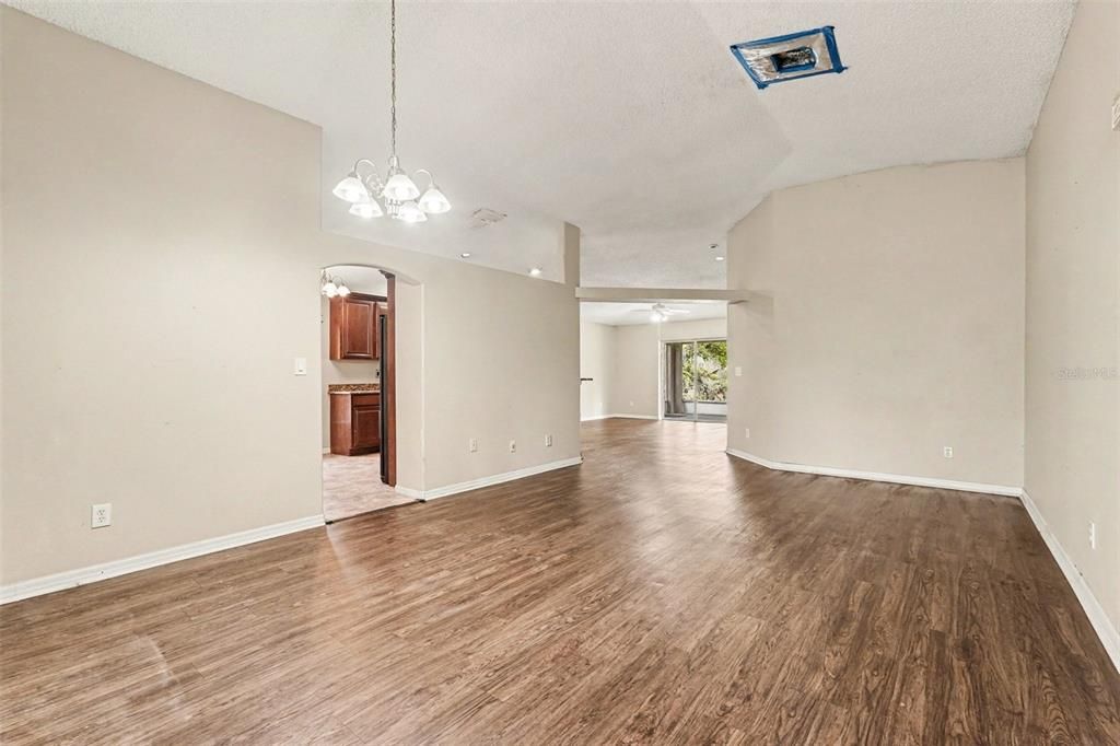 Activo con contrato: $239,900 (3 camas, 2 baños, 1902 Pies cuadrados)