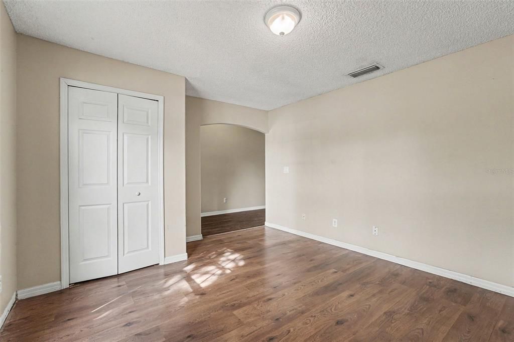 Activo con contrato: $239,900 (3 camas, 2 baños, 1902 Pies cuadrados)