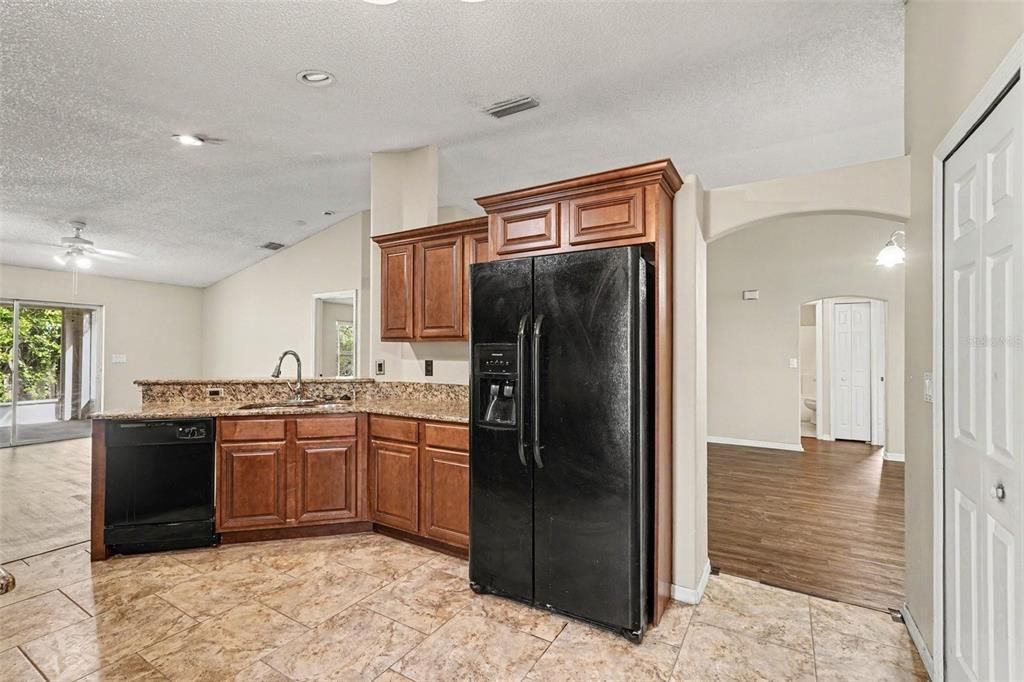 Activo con contrato: $239,900 (3 camas, 2 baños, 1902 Pies cuadrados)