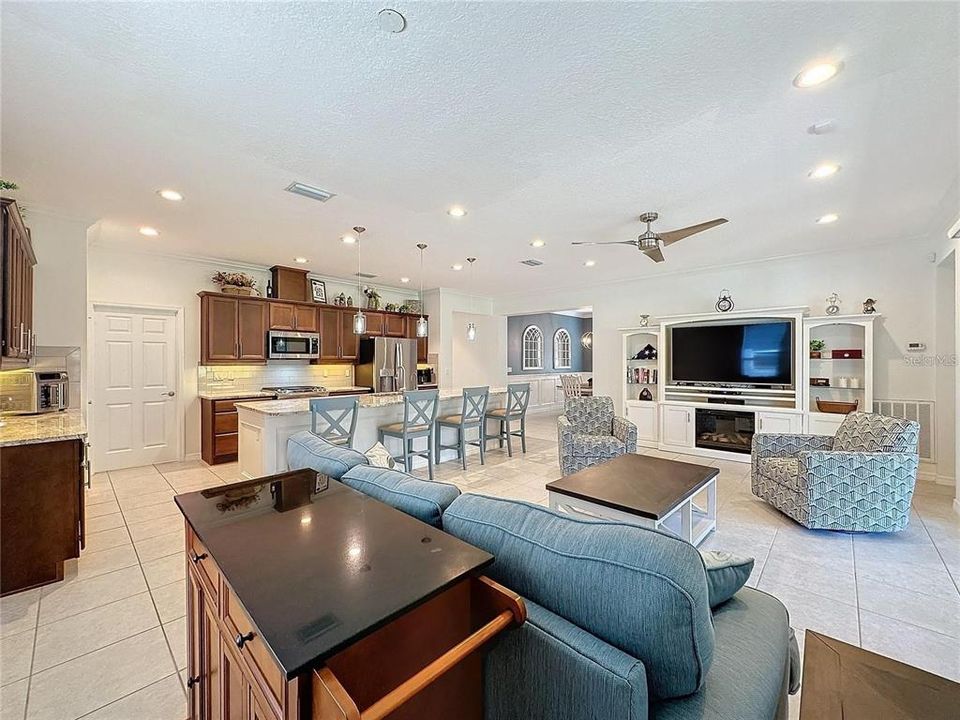 For Sale: $350,000 (3 beds, 2 baths, 1900 Square Feet)